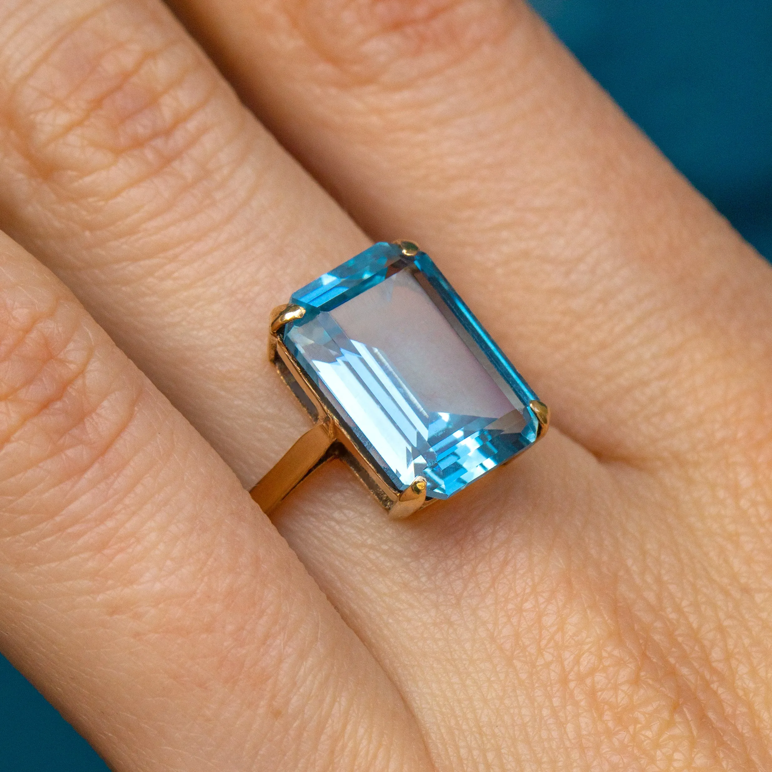 9ct Gold Blue Spinel Cocktail Ring, 7.00ct