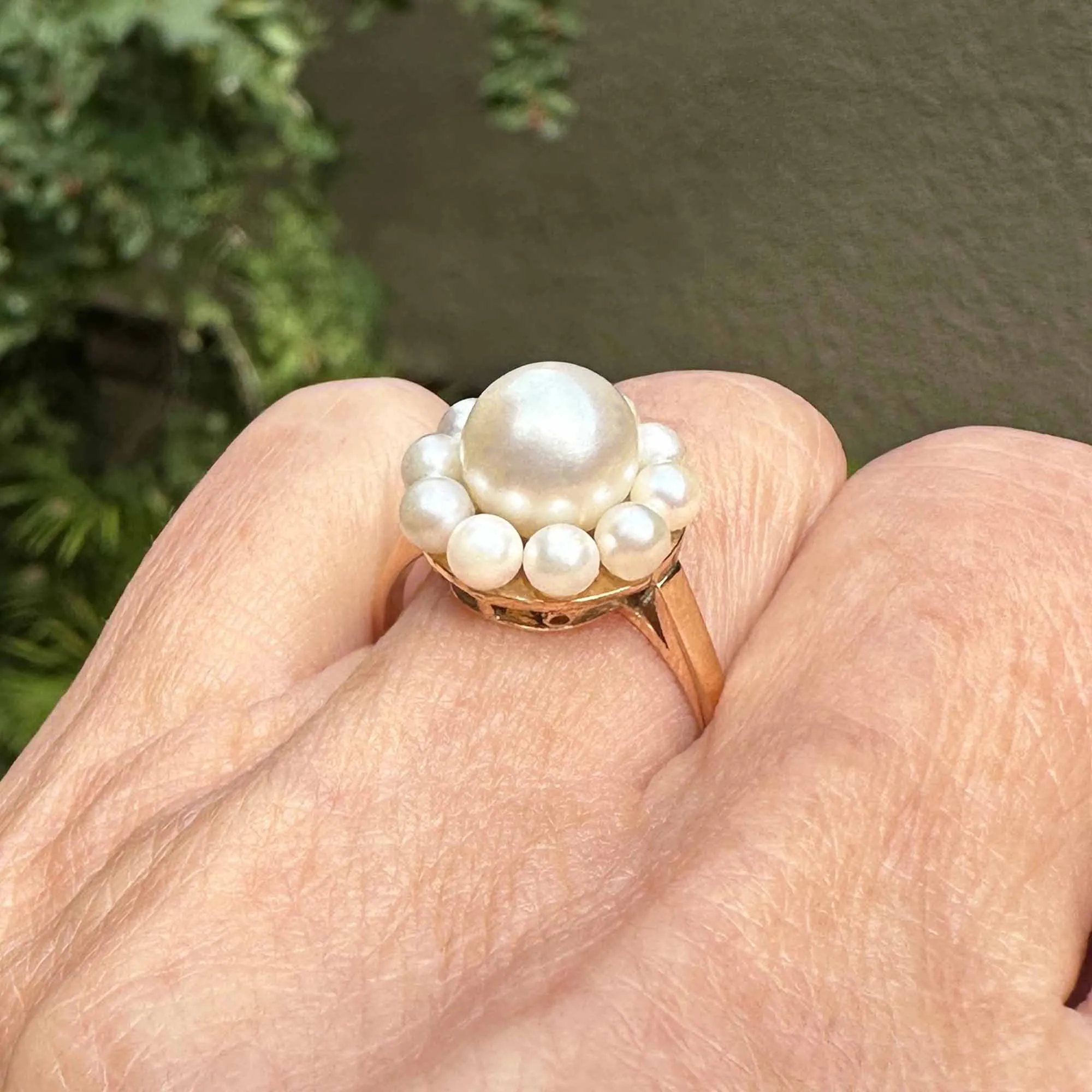 Exceptional 18K Gold Halo Cluster Pearl Ring