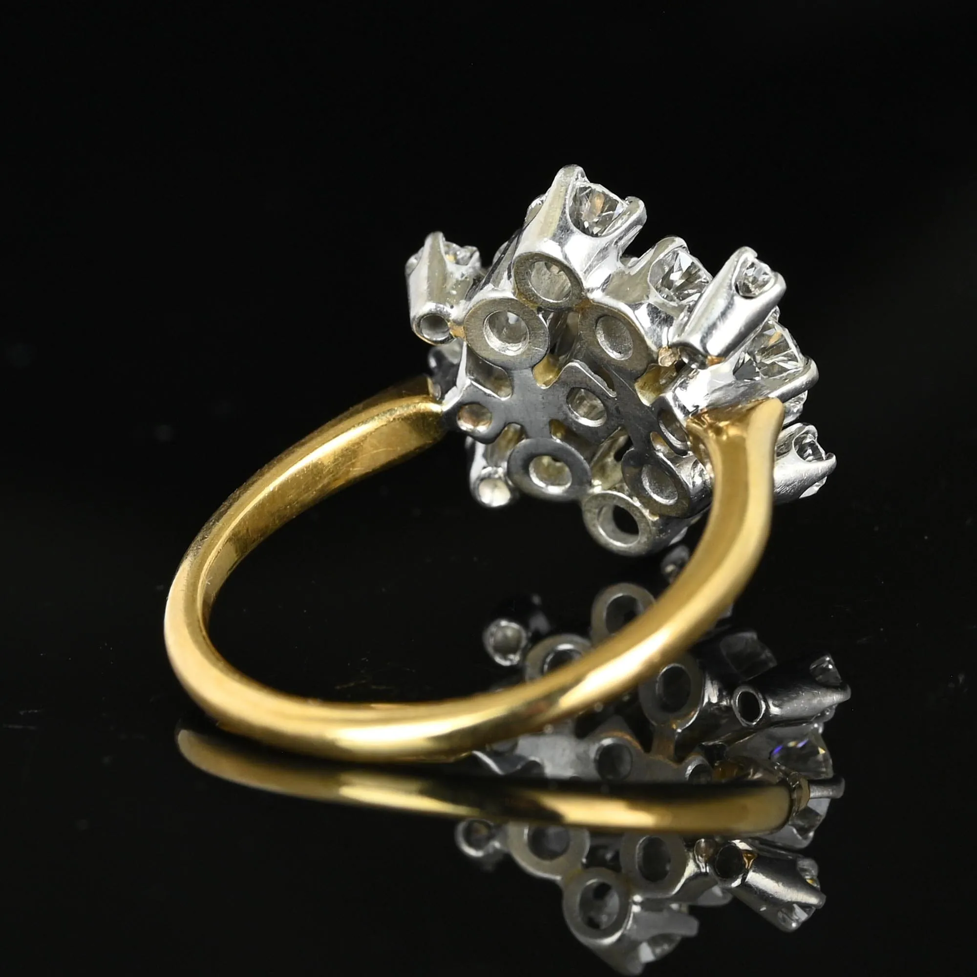 Exquisite Retro 18K Gold Diamond Cluster Ring