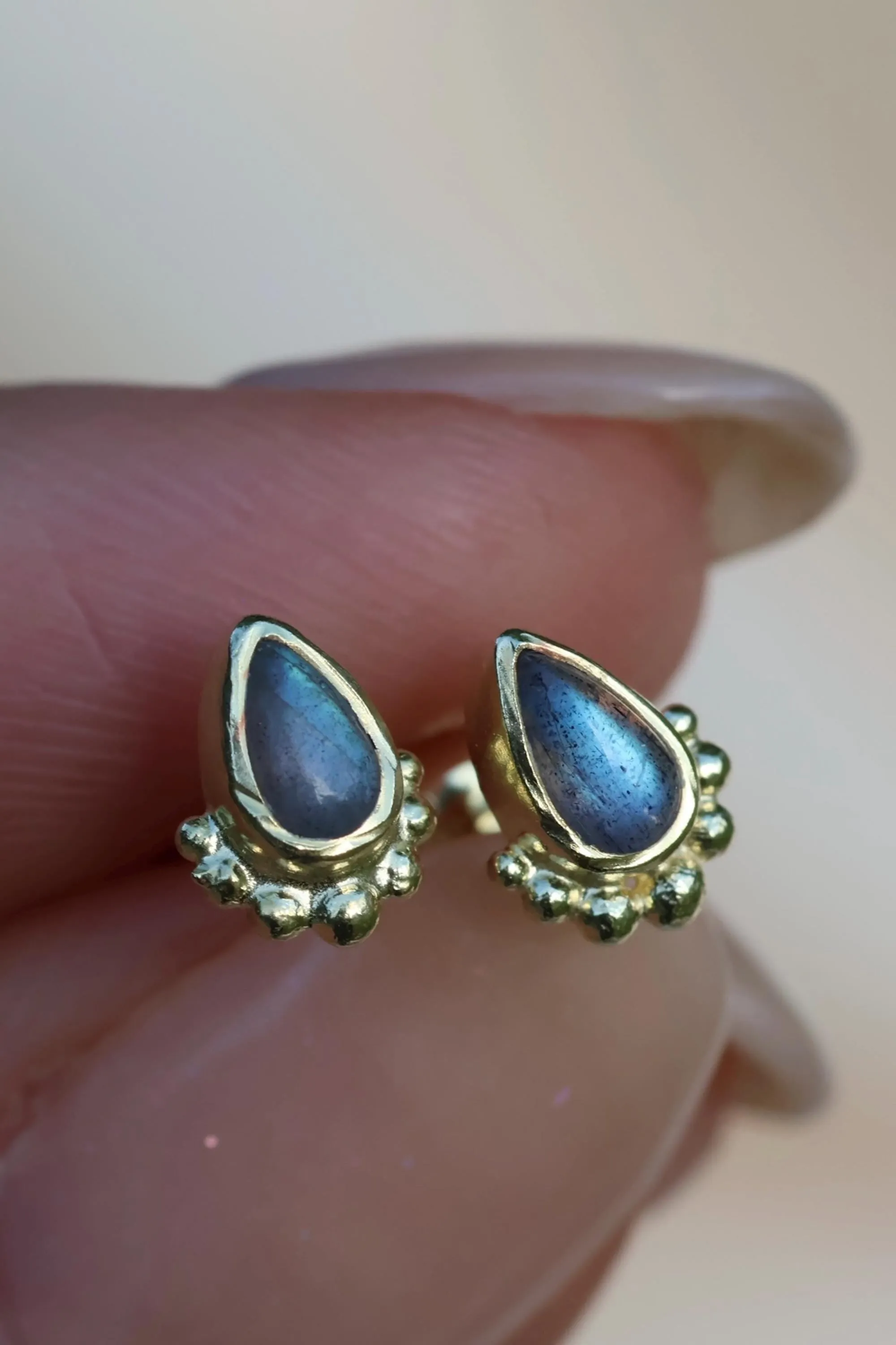 Mini Gias Gold Labradorite Studs