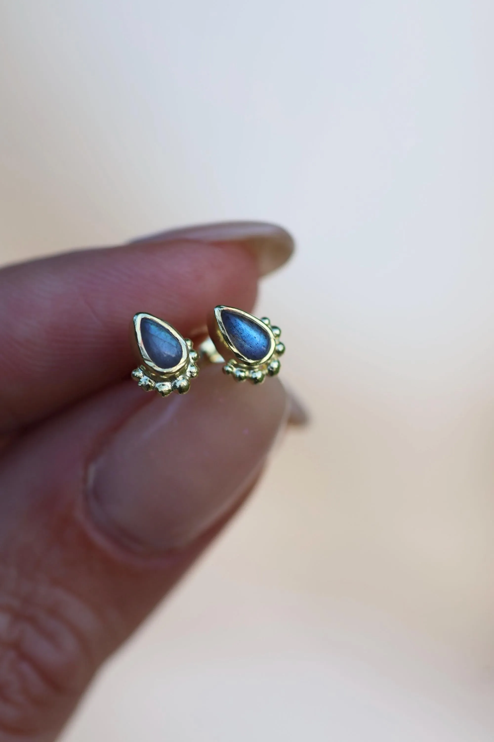 Mini Gias Gold Labradorite Studs