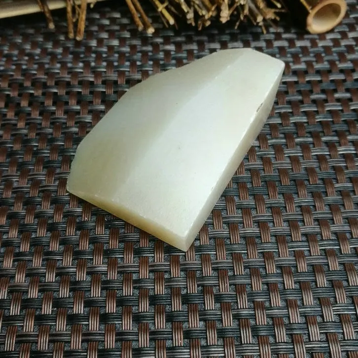 Natural Kunlun Jade Rough Nephrite Raw (92g,5.5X4.9X2.4cm)