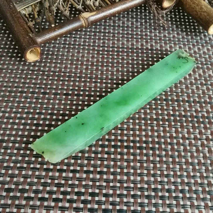 Natural Siberian Jade Rough Nephrite Raw (63g, 13x1.9x1cm)